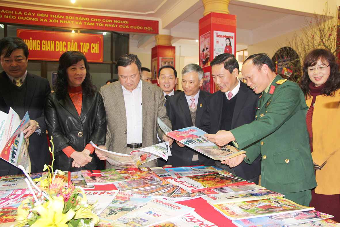 Đồng chí Vũ Hồng Bắc, Chủ tịch UBND tỉnh Thái Nguyên tham quan ấn phẩm báo Quân khu Một Xuân Mậu Tuất